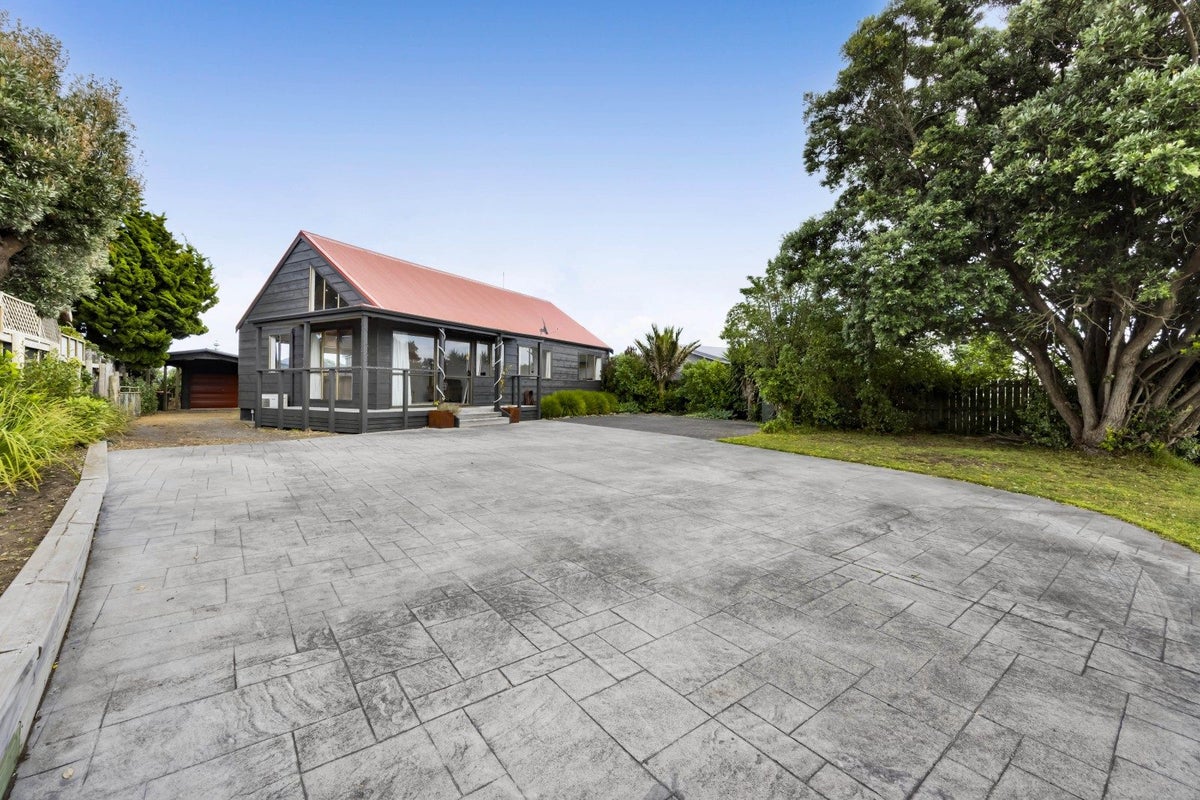 9 Pohutukawa Drive, Opunake - Carousel 1