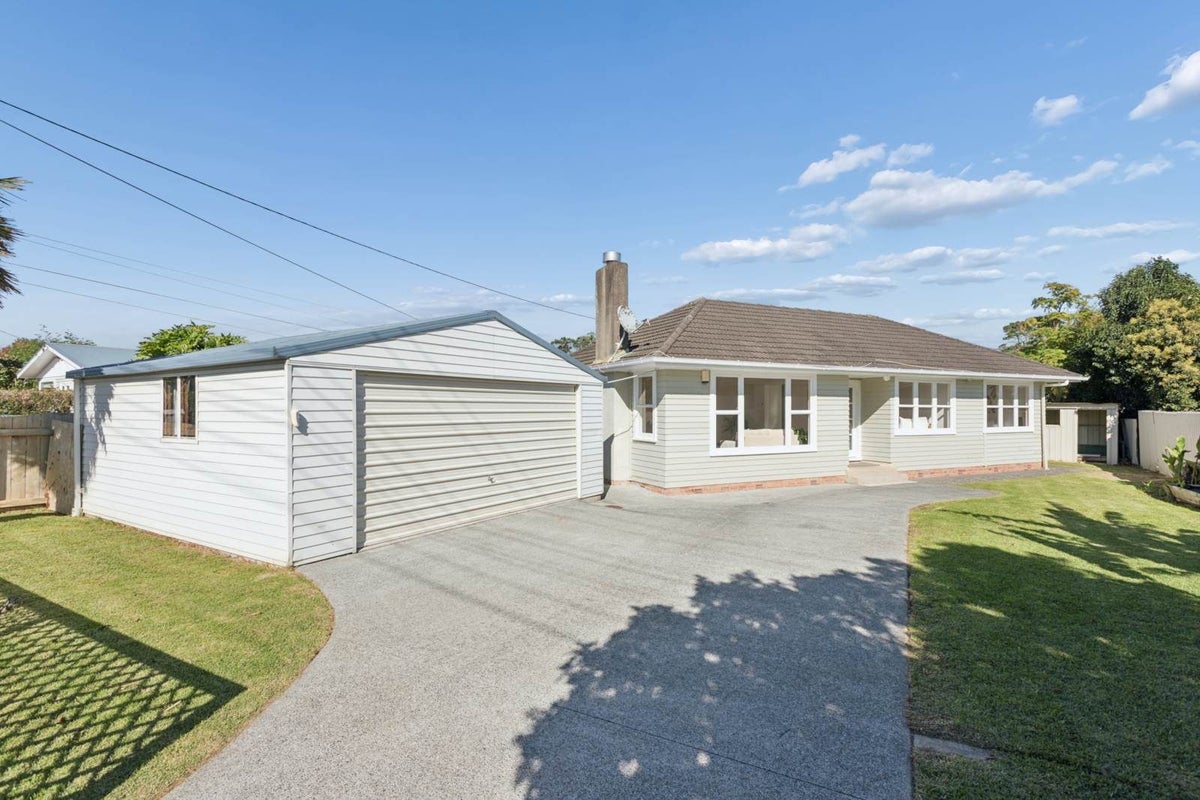 109 Vodanovich Road, Te Atatu South, Auckland - Carousel 1