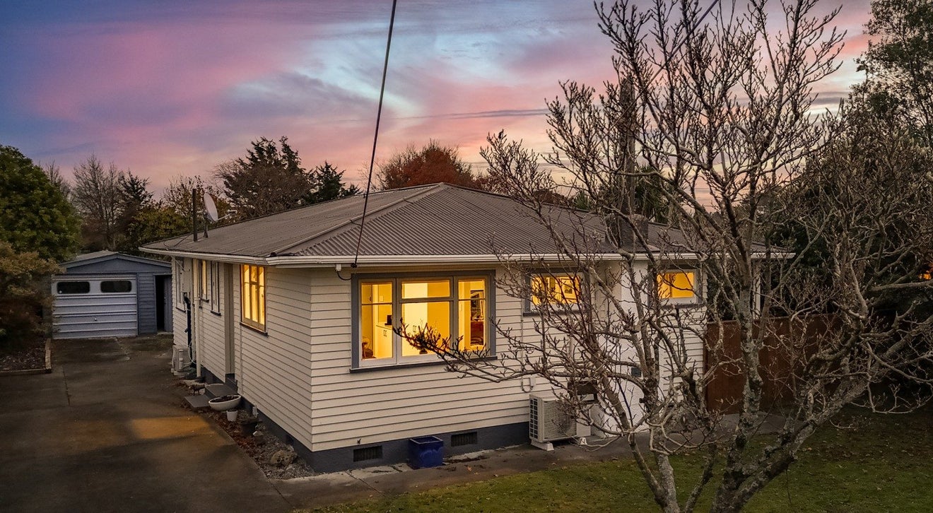 77 Kent Street, Carterton - Carousel 1