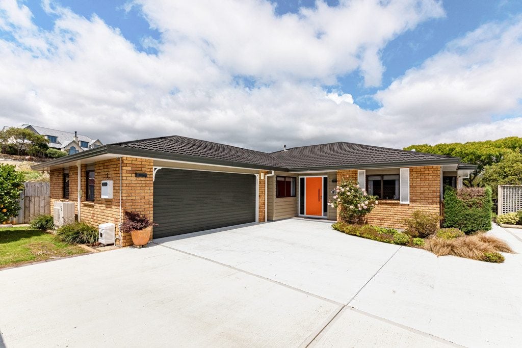 41 Clearwater Terrace, Brown Owl, Upper Hutt - Carousel 1