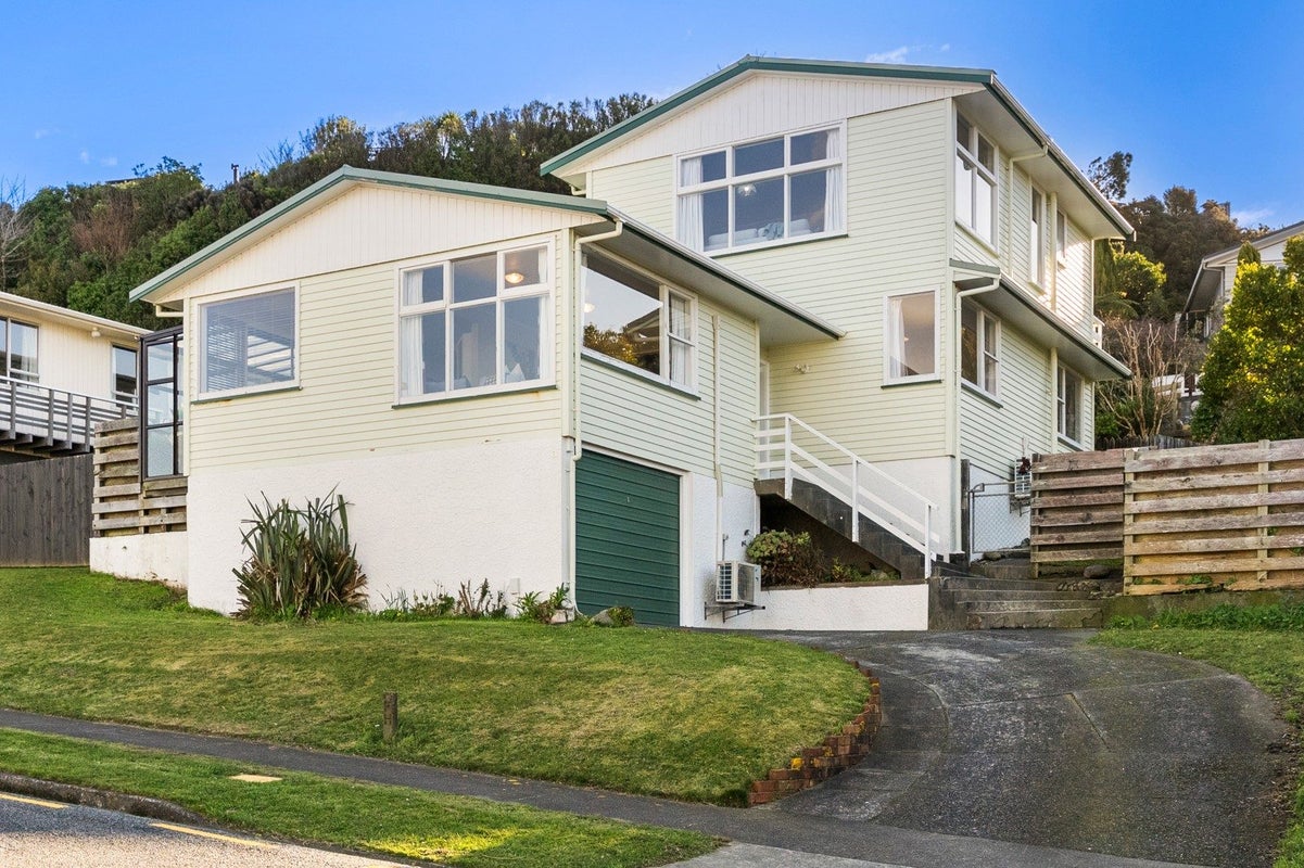 44 Acacia Avenue, Maungaraki, Lower Hutt - Carousel 1