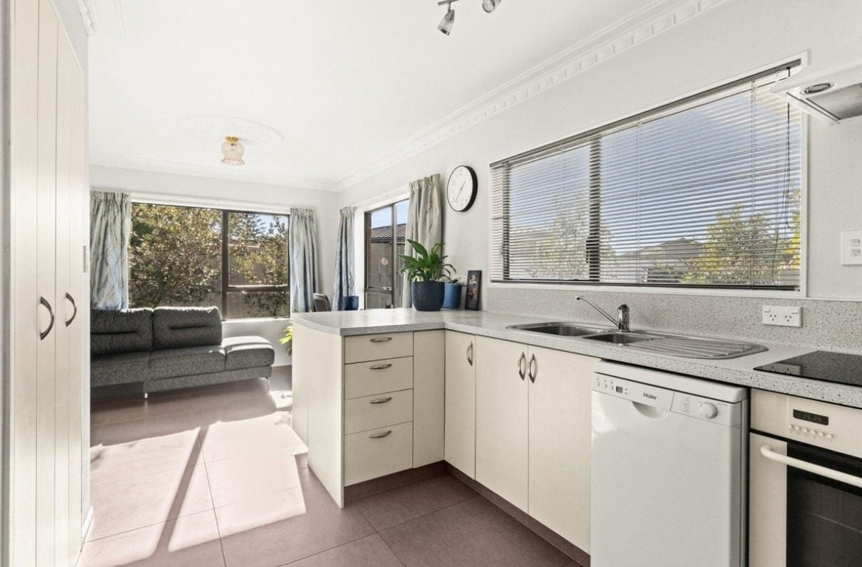 34 Roskilda Crescent, Taradale, Napier - Carousel 2