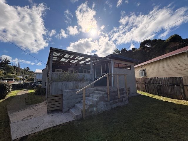 96 South Road, The Glen, Dunedin - Carousel 1