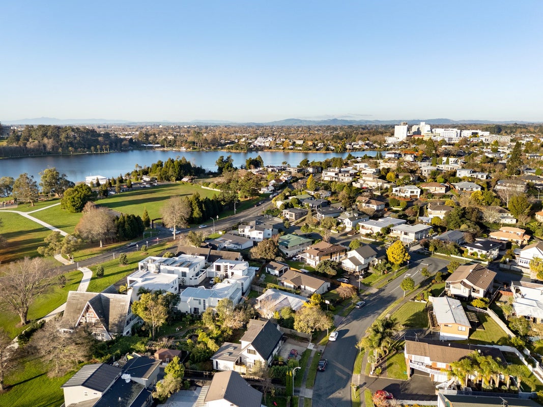 79 Gilbass Avenue, Hamilton Lake, Hamilton - Carousel 24