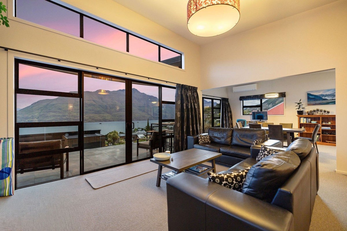 70 Wynyard Crescent, Fernhill, Queenstown - Carousel 2