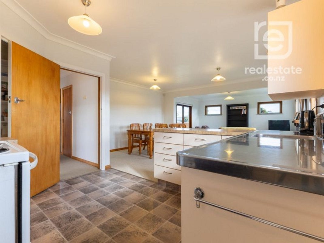 11 Aberdeen Avenue, Takaro, Palmerston North - Carousel 2