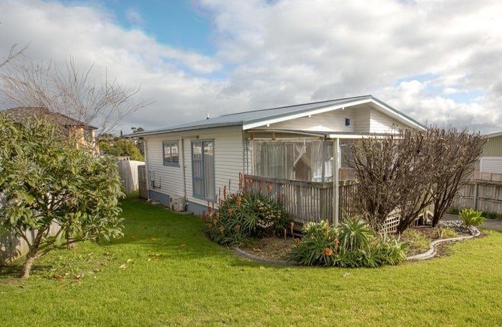 47 Commodore Drive, Lynfield, Auckland - Carousel 1