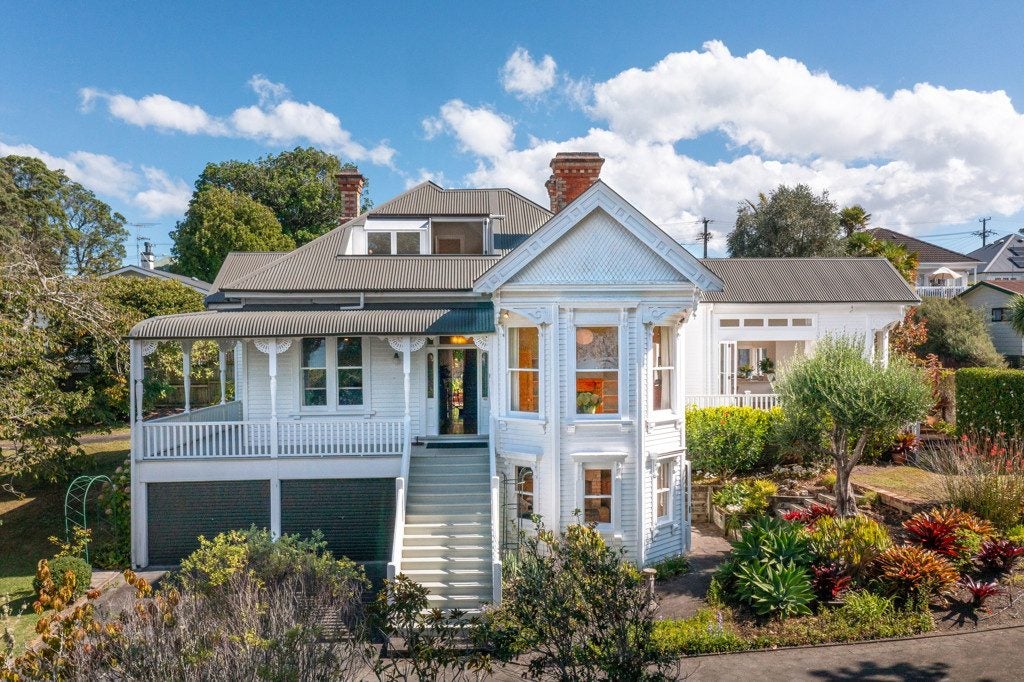 6 Glade Place, Birkenhead, Auckland - Carousel 1