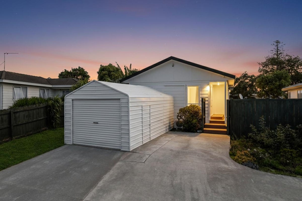 2/10 Norrie Smith Avenue, Flat Bush, Auckland - Carousel 1