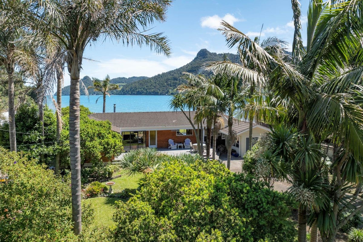13 Foster Avenue, Huia, Auckland - Carousel 1