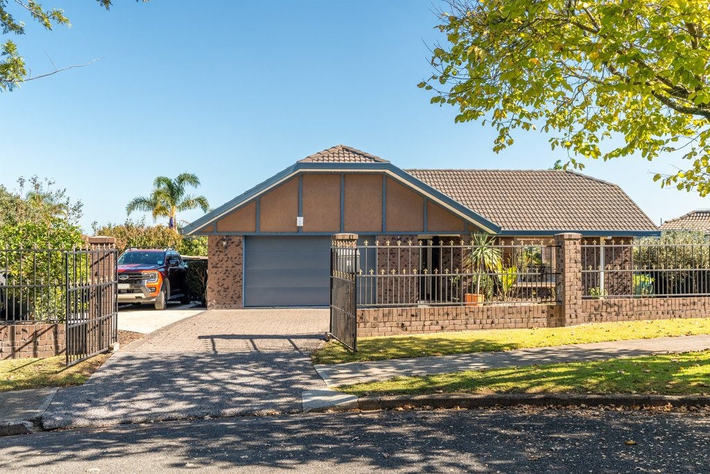 4 Neralee Court, Conifer Grove, Takanini - Carousel 1