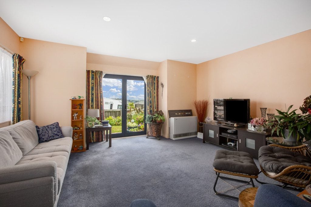 8B Pelorous Street, Paparangi, Wellington - Carousel 2