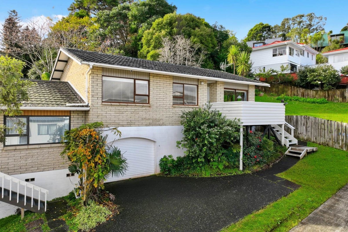 2/7 Newstead Avenue, Browns Bay, Auckland - Carousel 1