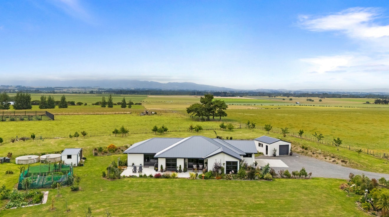 29 Fry Road, Halcombe, Feilding - Carousel 37