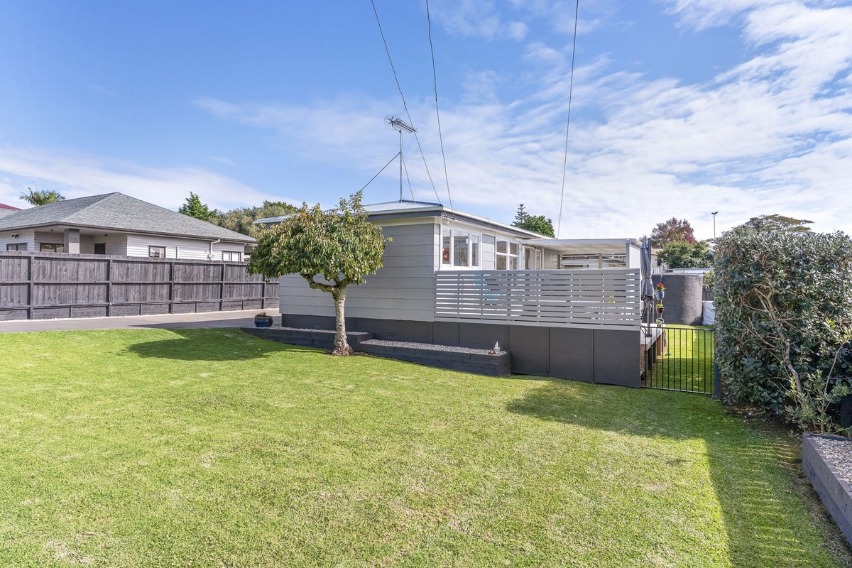 10 Bell Road, Beachlands, Auckland - Carousel 1