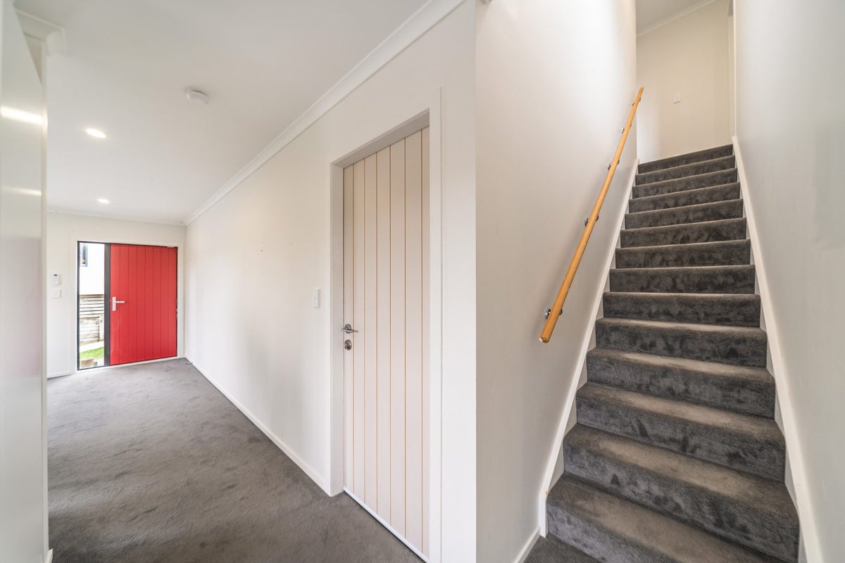 9 Lowry Heights, Stokes Valley, Lower Hutt - Carousel 2