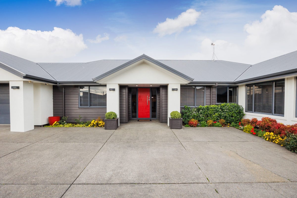 11 Majestic Way, Kelvin Grove, Palmerston North - Carousel 2