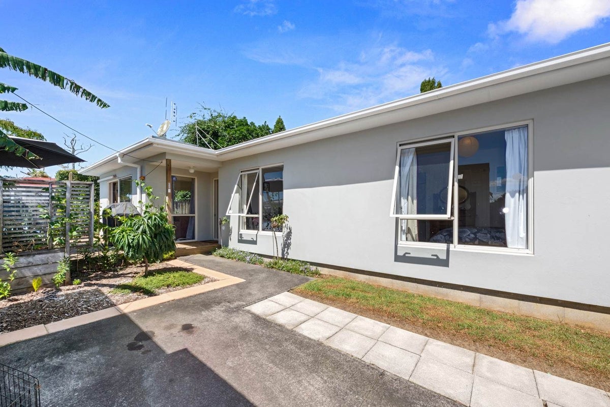 2/256A Birkdale Road, Birkdale, Auckland - Carousel 1