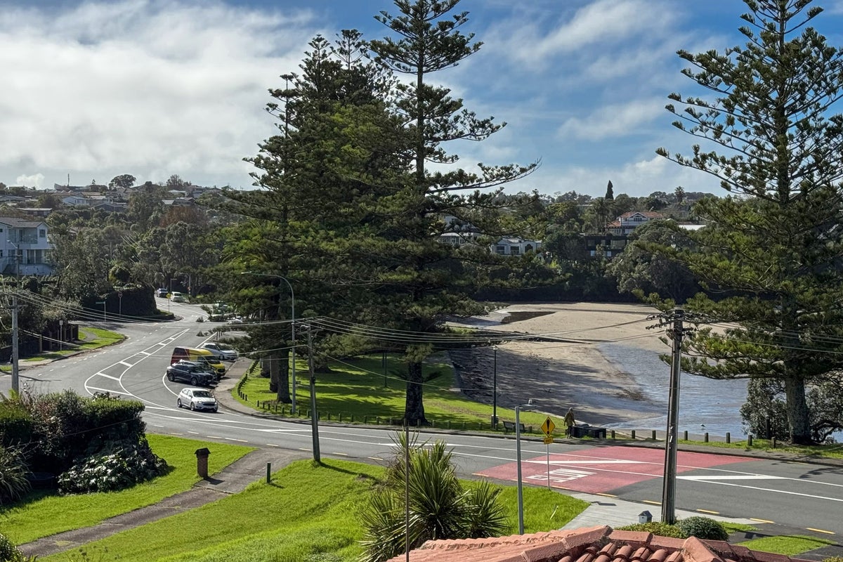 1/918 Beach Road, Waiake, Auckland - Carousel 2