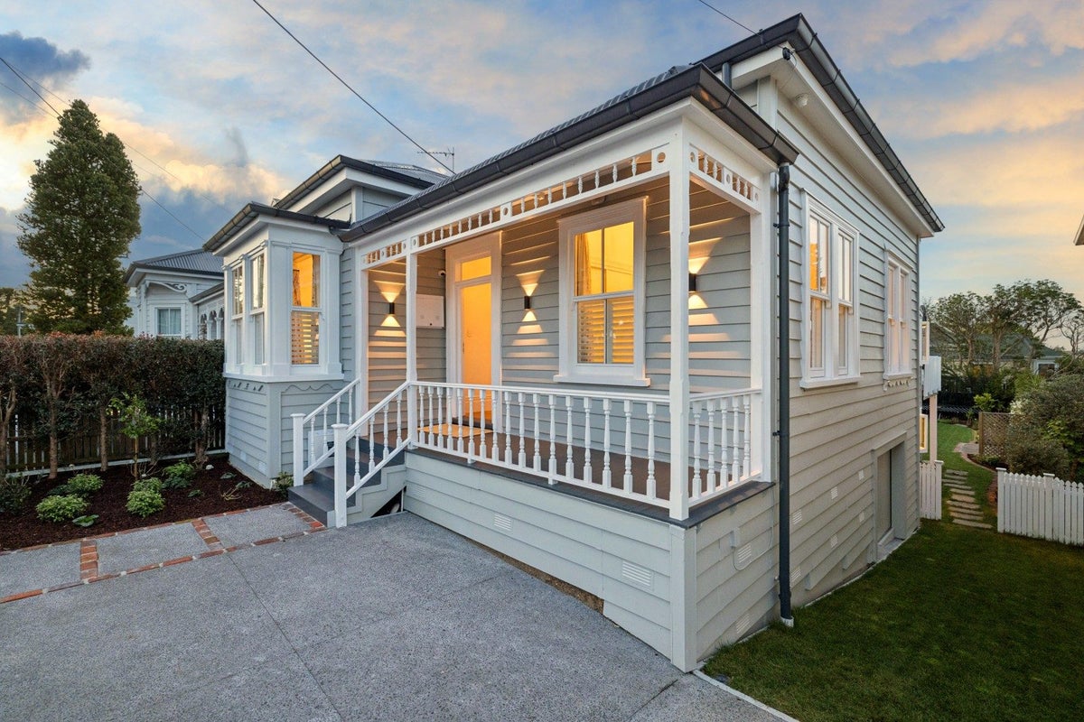 112 Calliope Road, Stanley Point, Auckland - Carousel 2