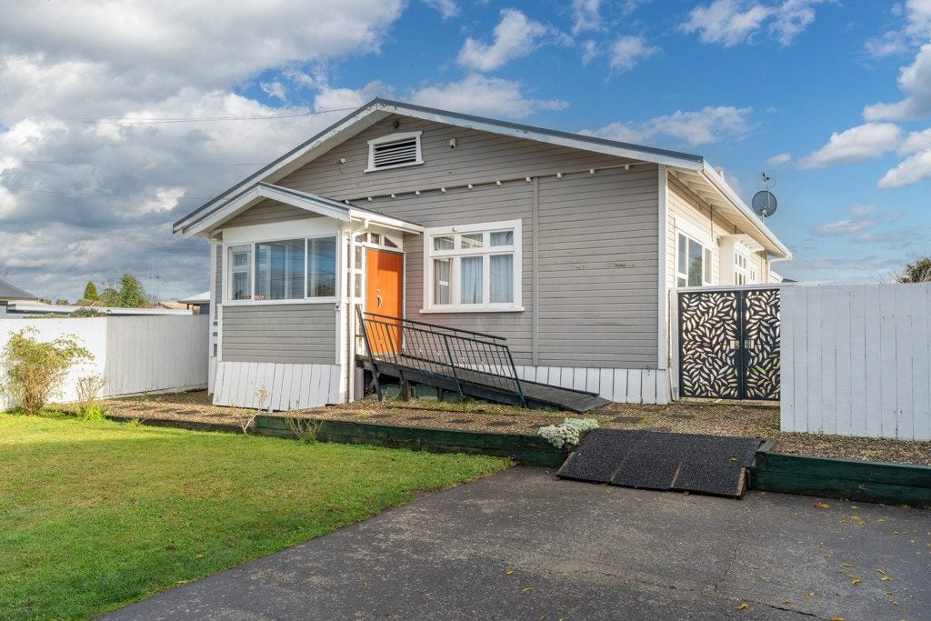 22 Storey Avenue, Forest Lake, Hamilton - Carousel 2
