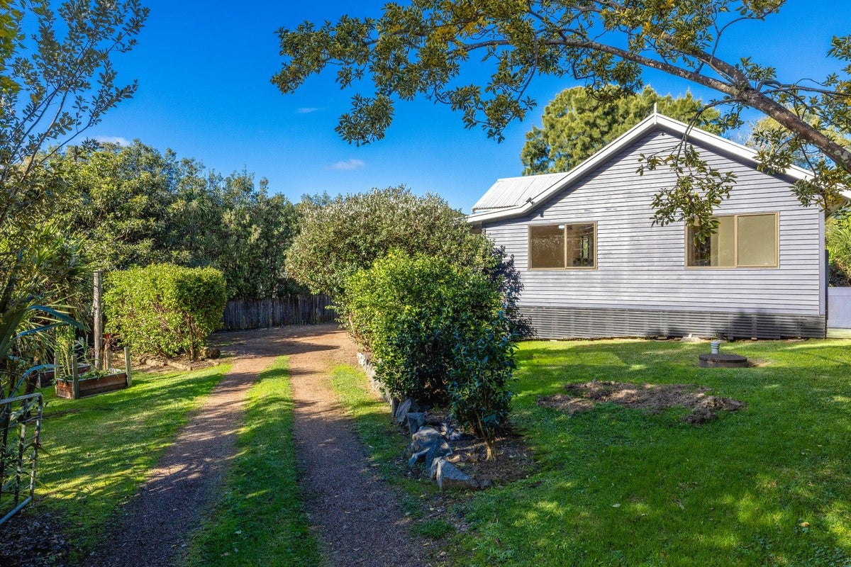 23 Sea View Road, Ostend, Waiheke Island - Carousel 2