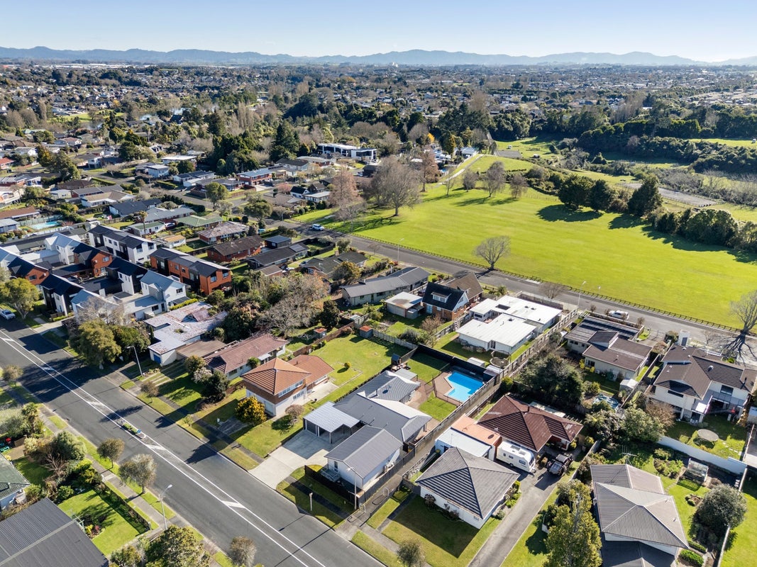 27 Glen Lynne Avenue, Queenwood, Hamilton - Carousel 26