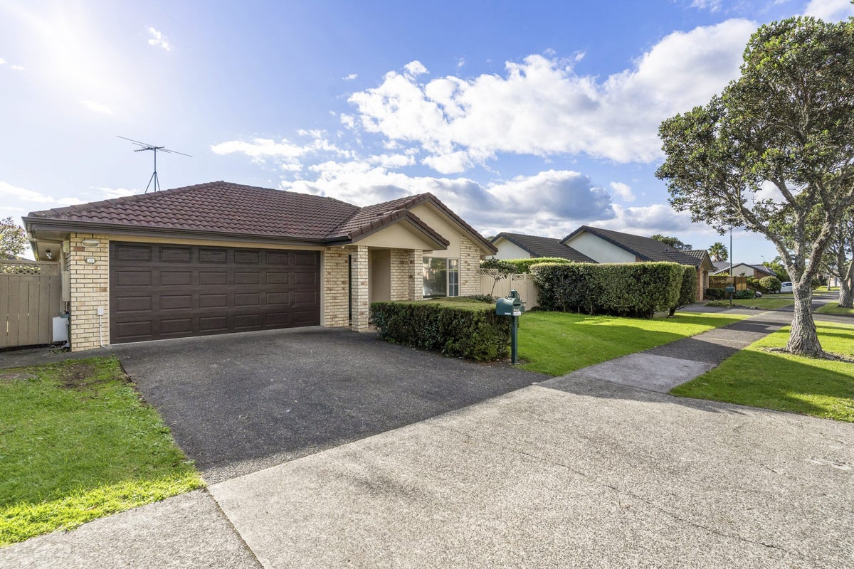 11 Blackwood Drive, Wattle Downs, Auckland - Carousel 2