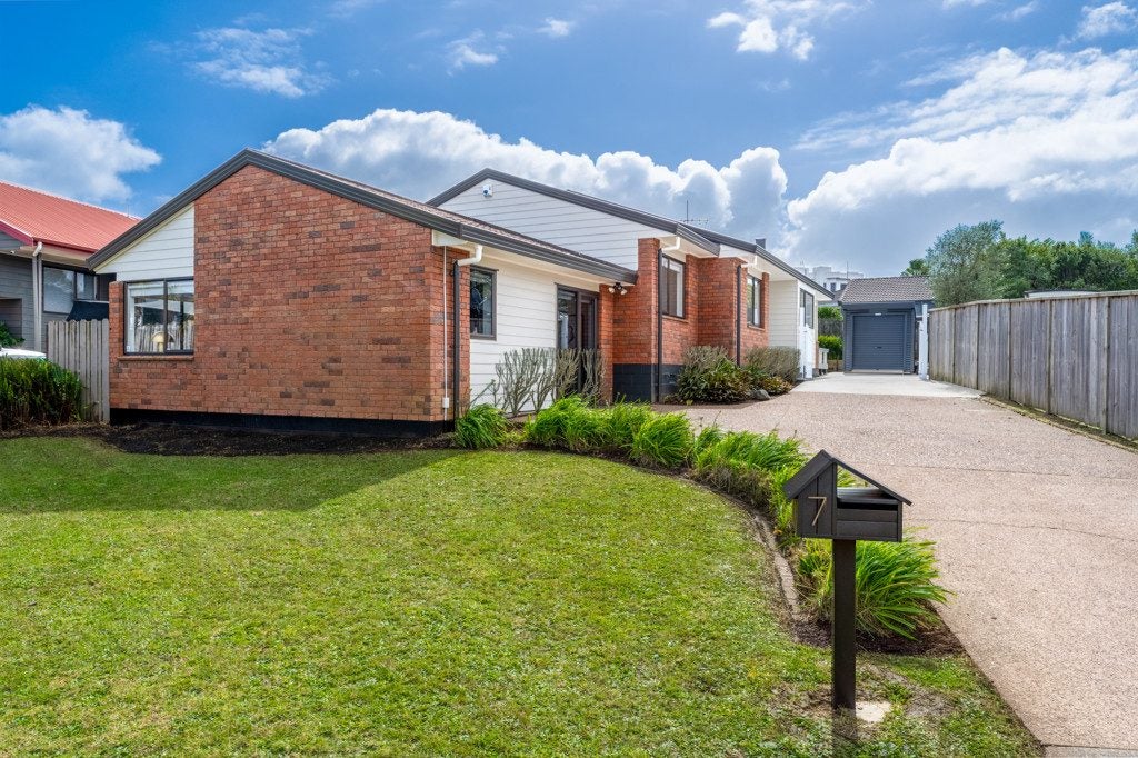 7 Pinewood grove, Botany Downs, Auckland - Carousel 1