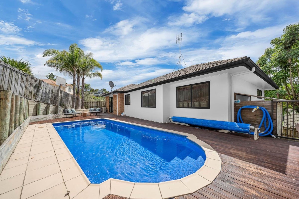 8 Sherwood Grove, Northcross, Auckland - Carousel 2