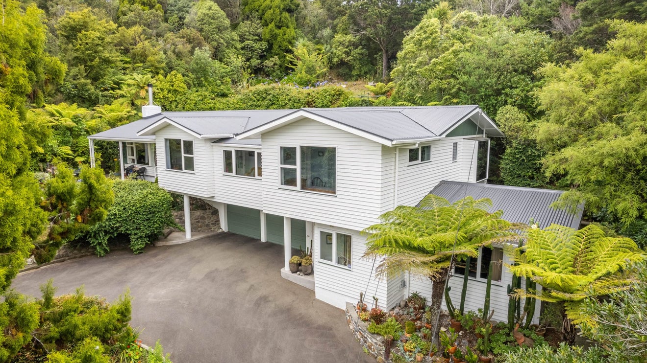 39 Blue Mountains Road, Silverstream, Upper Hutt - Carousel 1