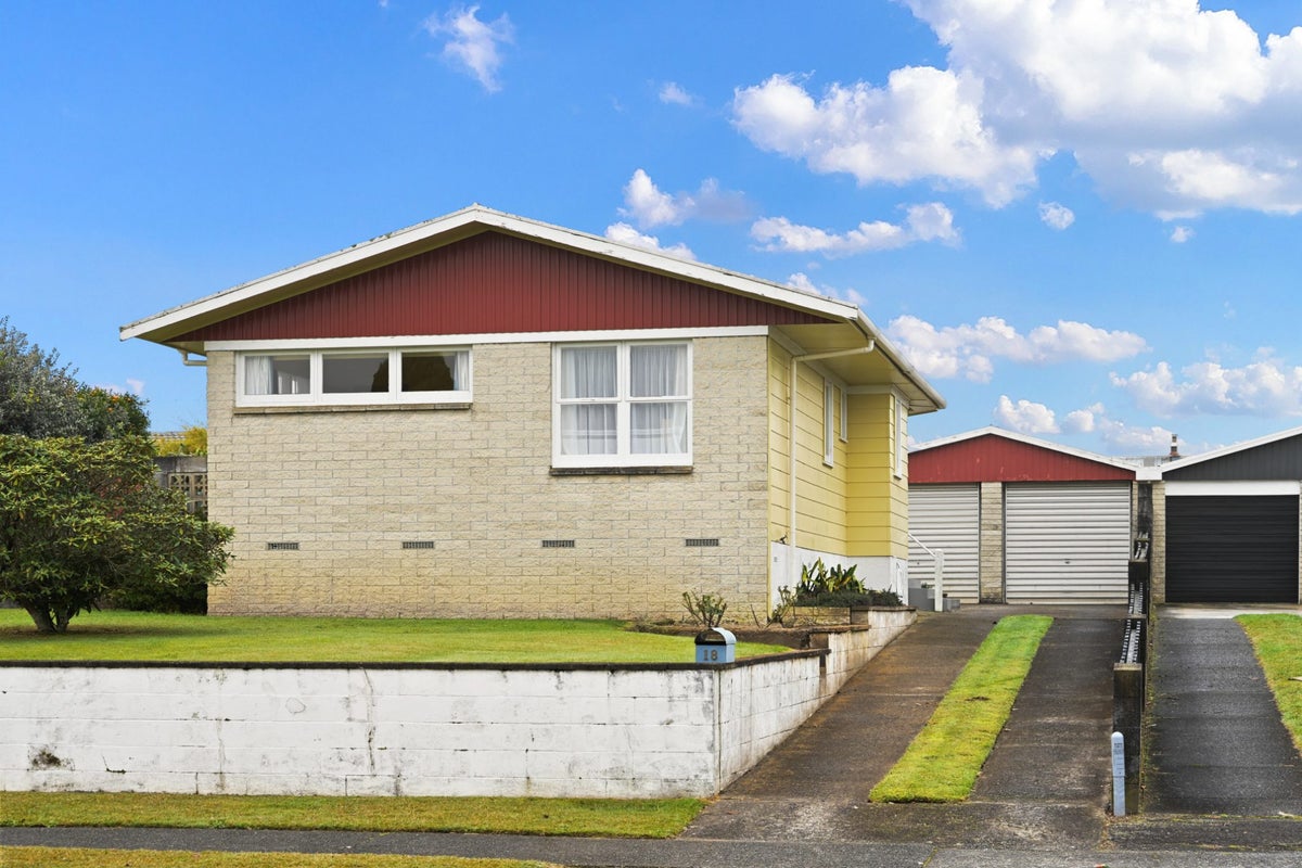 18 Deanwell Avenue, Deanwell, Hamilton - Carousel 2