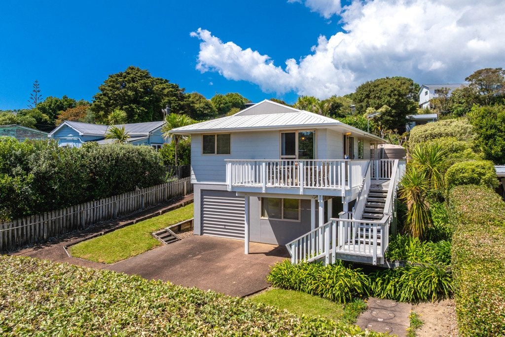 38 Ocean Road, Waiheke Island, Waiheke Island - Carousel 1