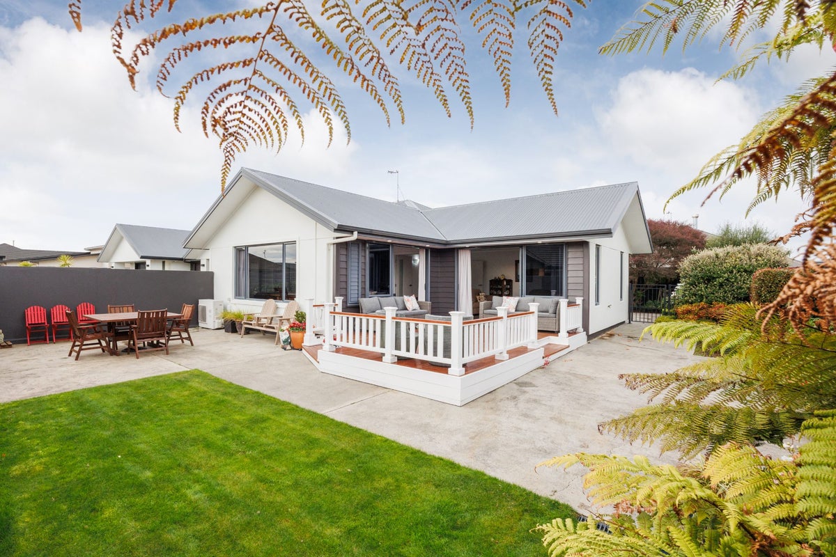 11 Majestic Way, Kelvin Grove, Palmerston North - Carousel 1