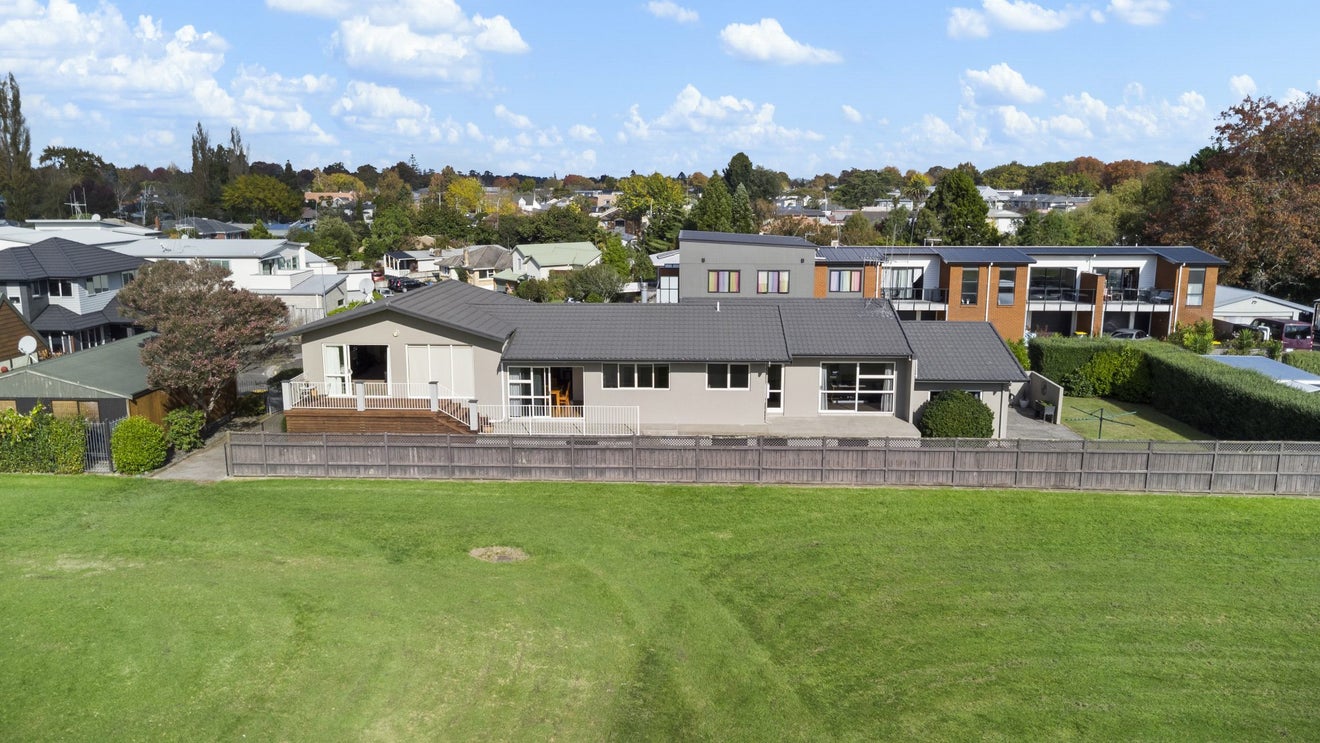 25 Kelvin Place, Hamilton East, Hamilton - Carousel 2
