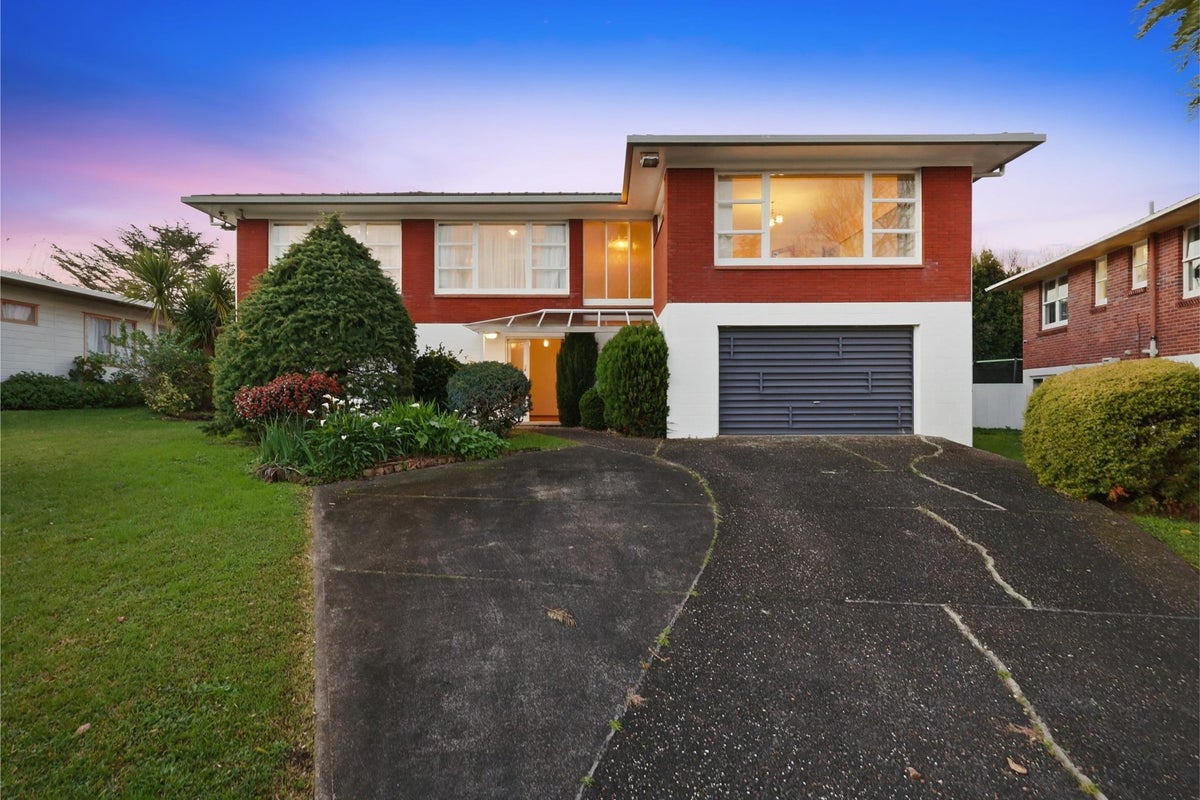 16 Highlight Parade, Te Atatu South, Auckland - Carousel 1