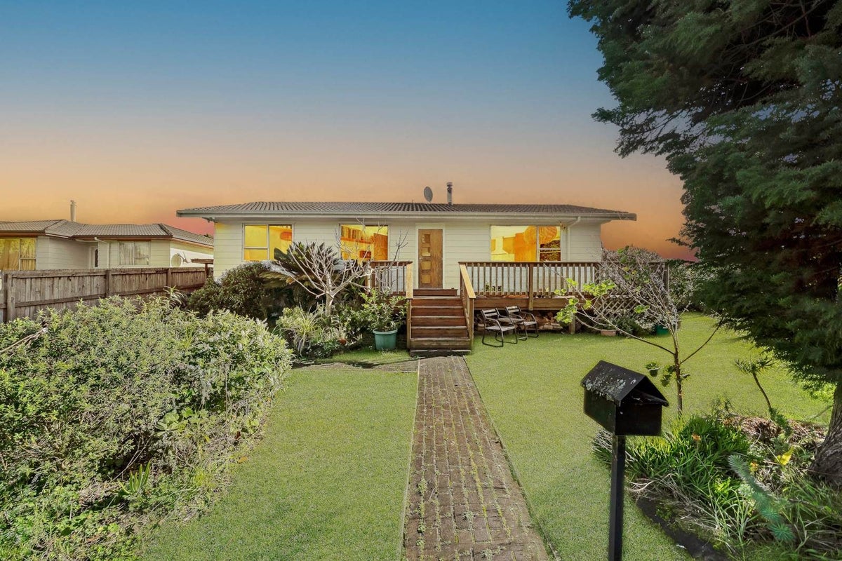 34 Serwayne Place, Sunnyvale, Auckland - Carousel 1