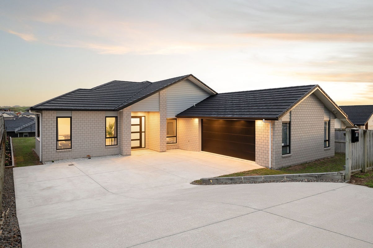 12 Paiaka Place, Rototuna North, Hamilton - Carousel 1