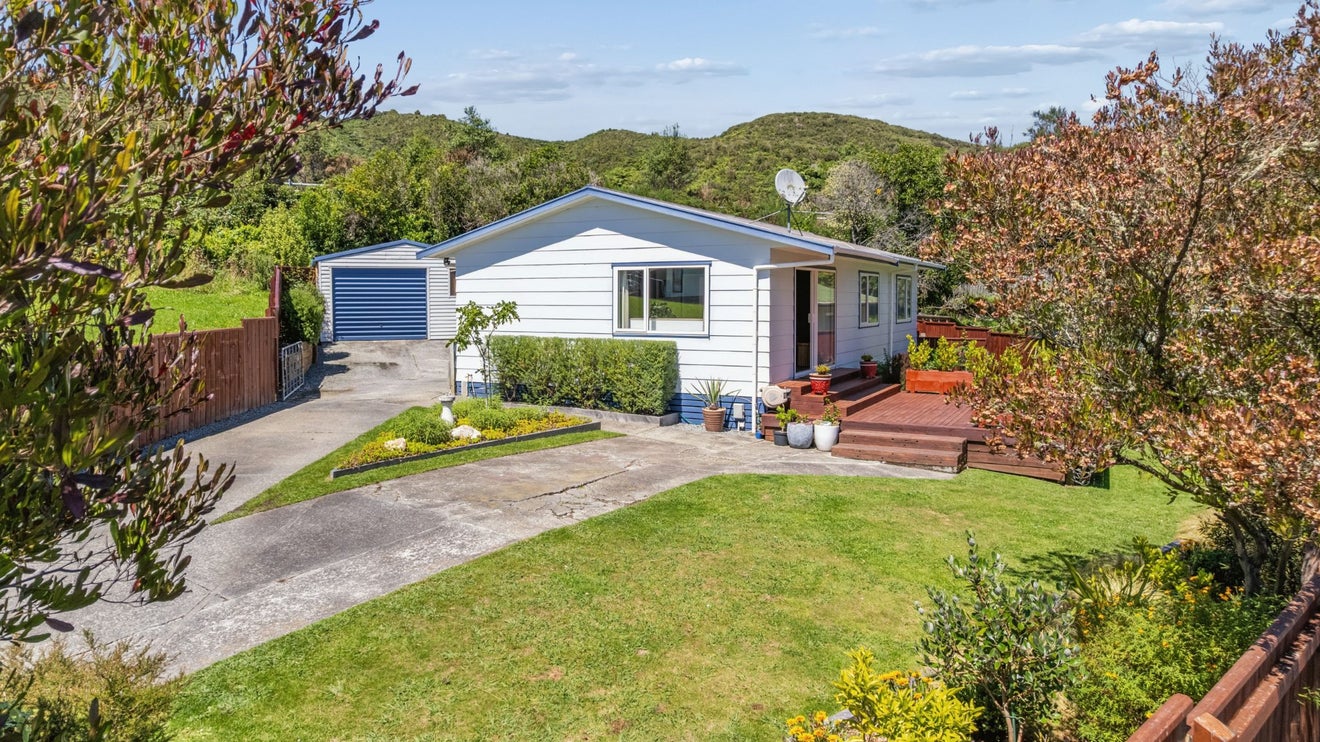 21 Oaklands Grove, Clouston Park, Upper Hutt - Carousel 1
