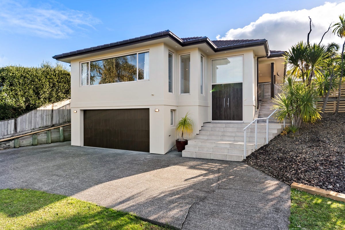 16 Araminta Place, Beachlands, Auckland - Carousel 1