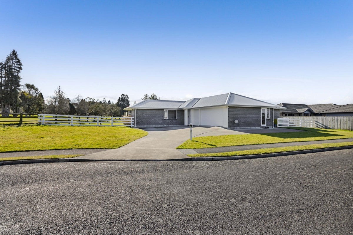 2 Mercade Close, Stratford - Carousel 1