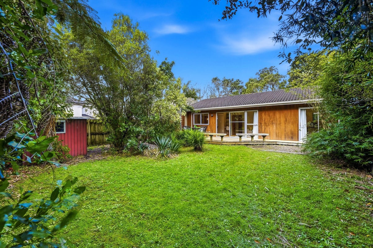 15 Sartors Avenue, Northcross, Auckland - Carousel 1