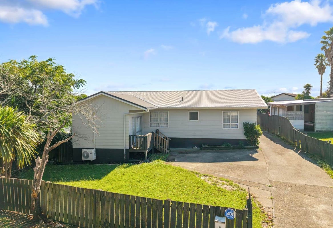 4 Aden Place, Clendon Park, Auckland - Carousel 1