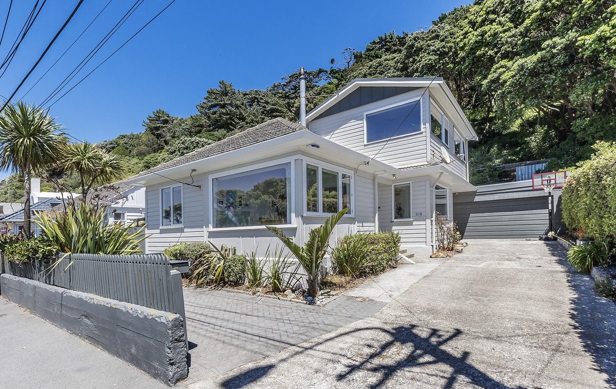 318 Queens Drive, Lyall Bay, Wellington - Carousel 1