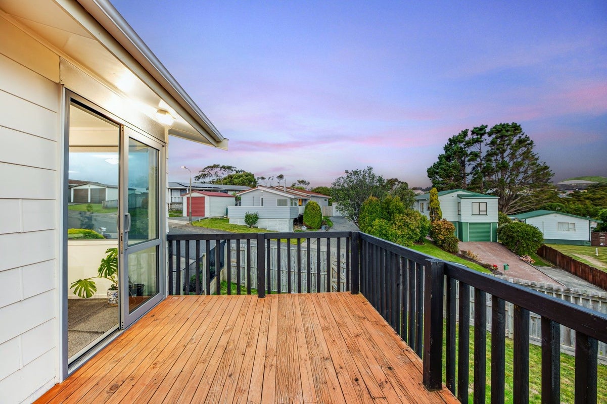 4 Staysail Place, Whitby, Porirua - Carousel 2