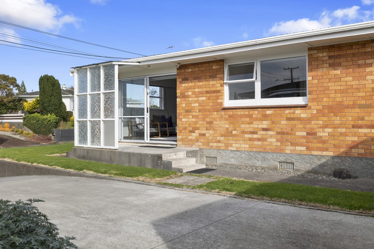 2/6 Essex Street, Vogeltown, New Plymouth - Carousel 1