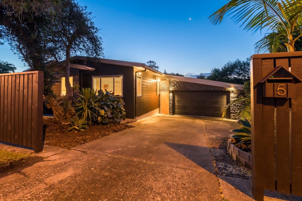 5 Halsey Drive, Lynfield, Auckland - Carousel 1