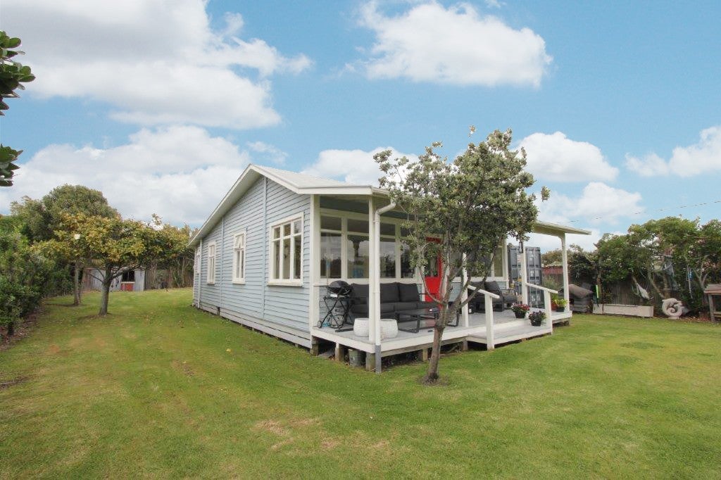 14 Shortt Street, Foxton Beach, Foxton - Carousel 1