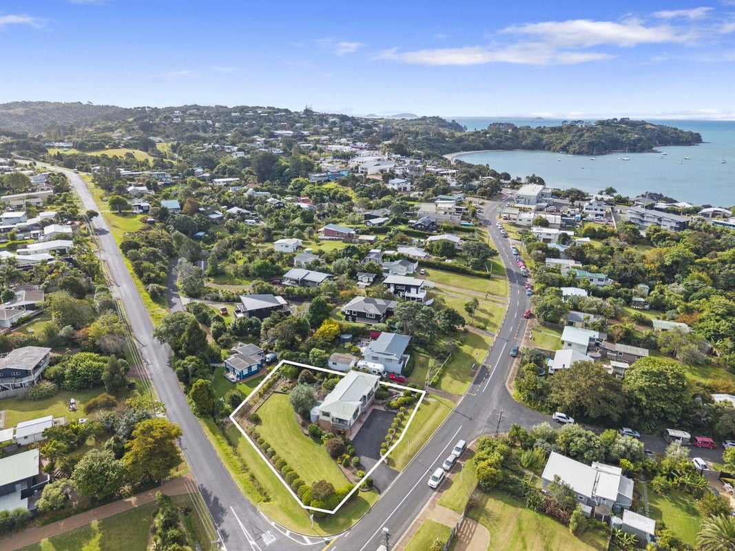 27 Tui Street, Oneroa, Waiheke Island - Carousel 2