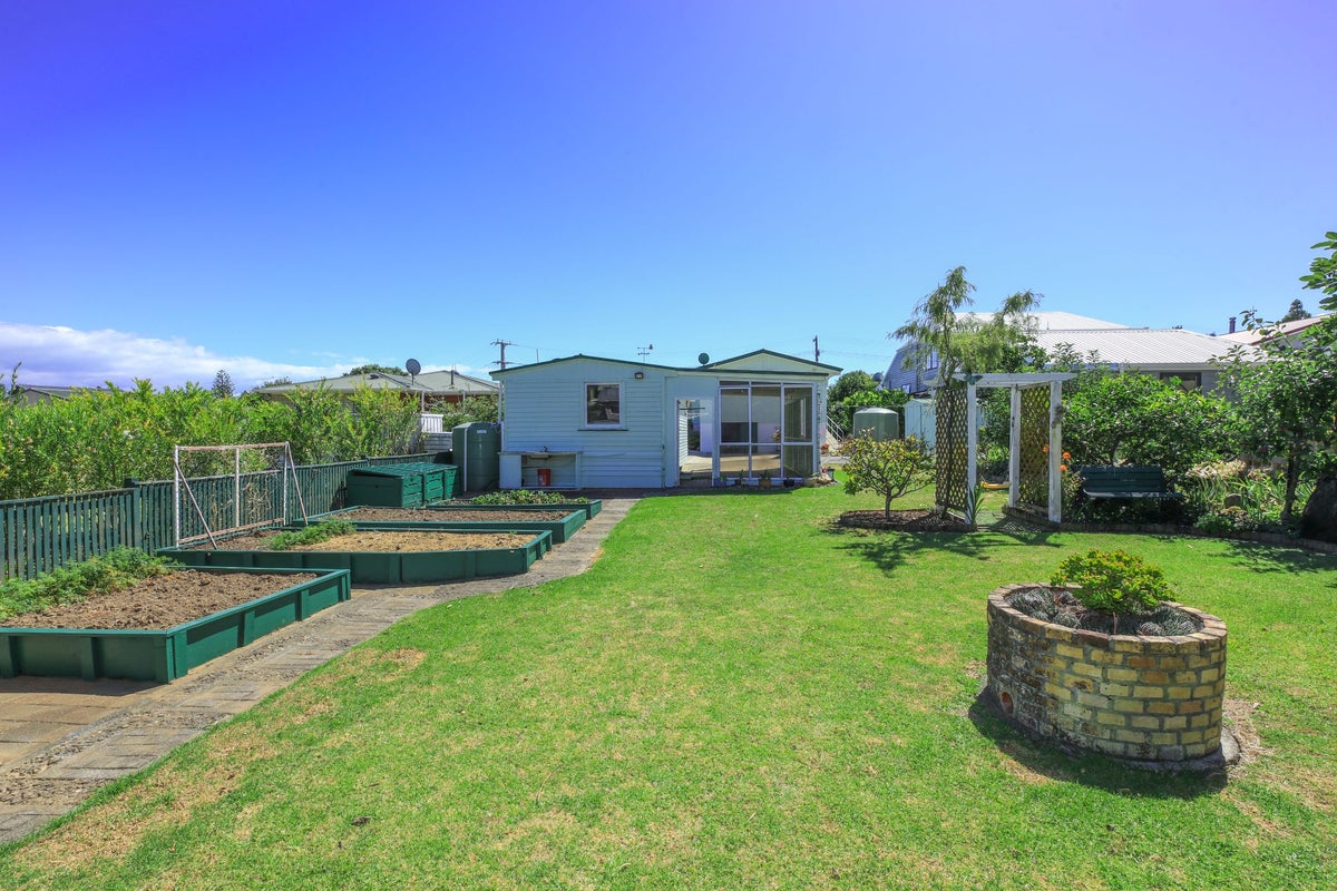9 West Crescent, Te Puru, Thames - Carousel 1